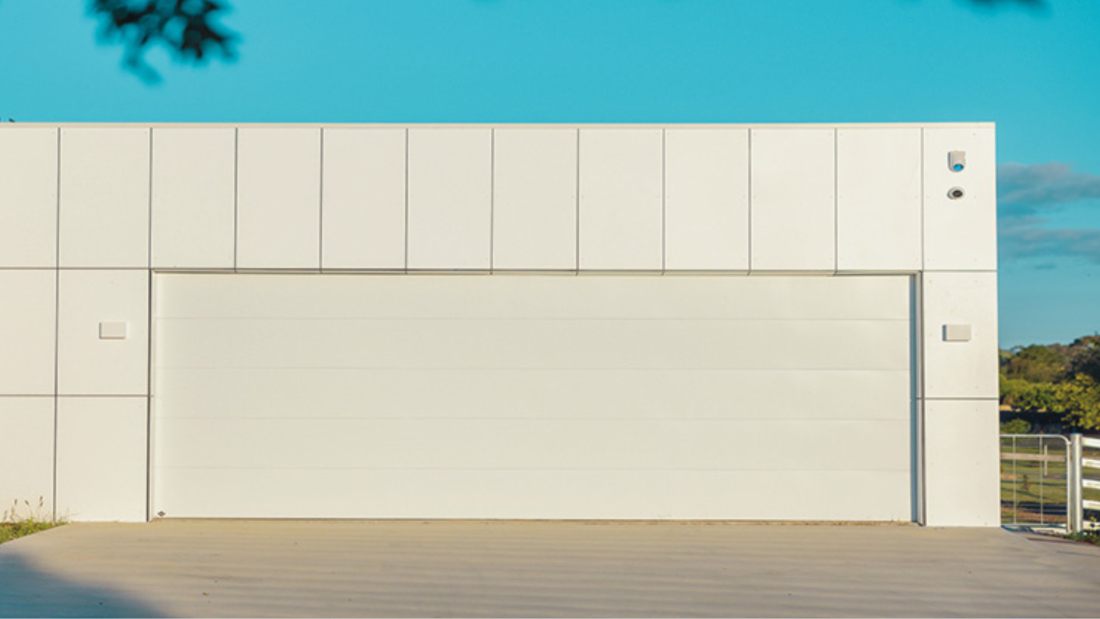 Modern Queensland home with Surfmist sectional garage doors